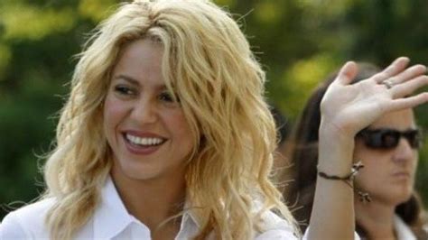 Se flere idéer til kvinder, smukke kvinder, hvide tænder. . Shakira nudo